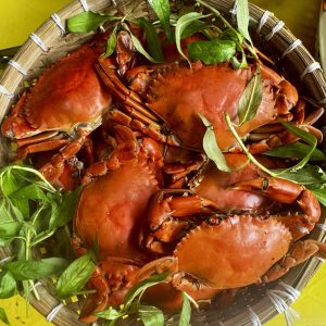 Cua thịt hấp nguyên con cùng rau xanh bày trong mẹt, hình món cua hấp StarCrab