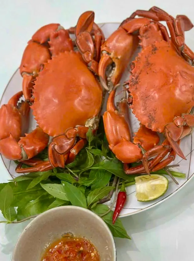 Cua hấp nguyên con trên đĩa