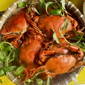 Cua hấp nguyên con trong mẹt tre, kèm rau răm tại StarCrab