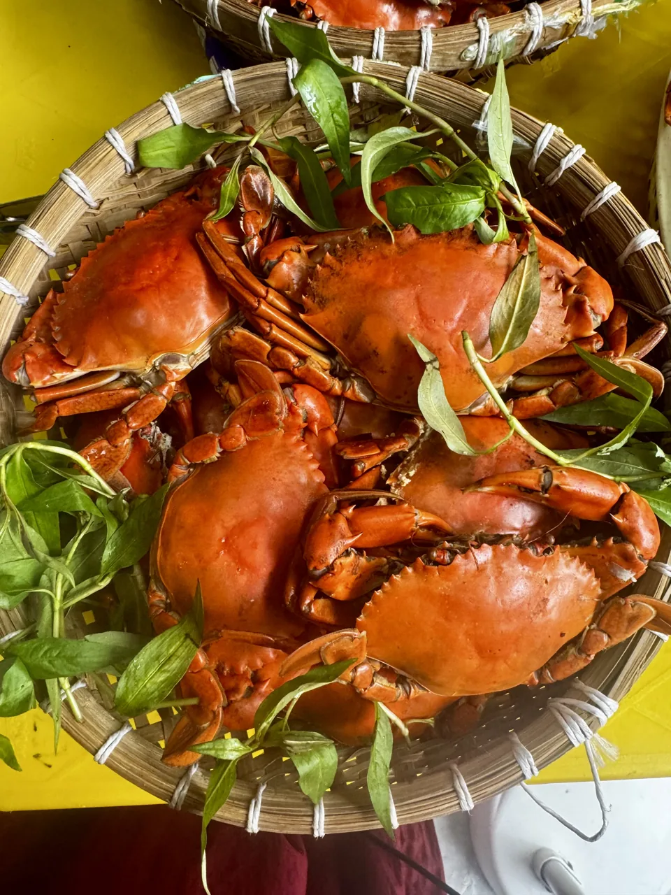Cua hấp bày trong mẹt tre cùng rau răm tại StarCrab