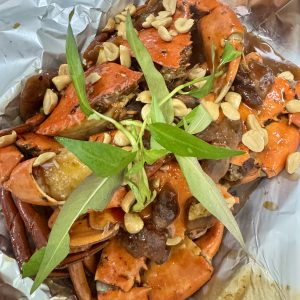 Cua rang me chua ngọt, trang trí rau răm và đậu phộng - StarCrab