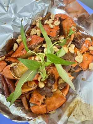 Cua rang me chua ngọt, trang trí rau răm và đậu phộng - StarCrab